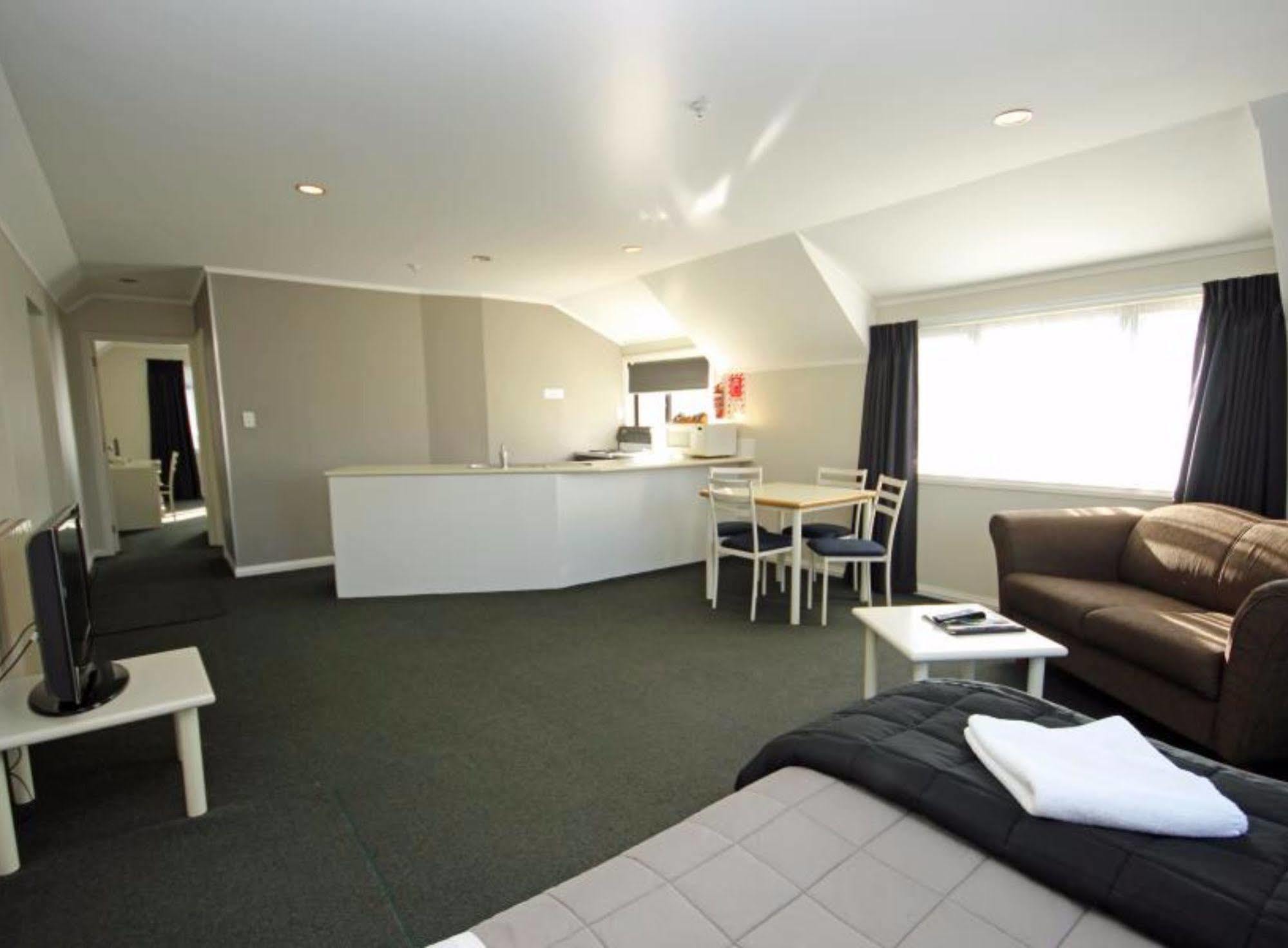 Champers Motor Inn Lower Hutt Exterior photo
