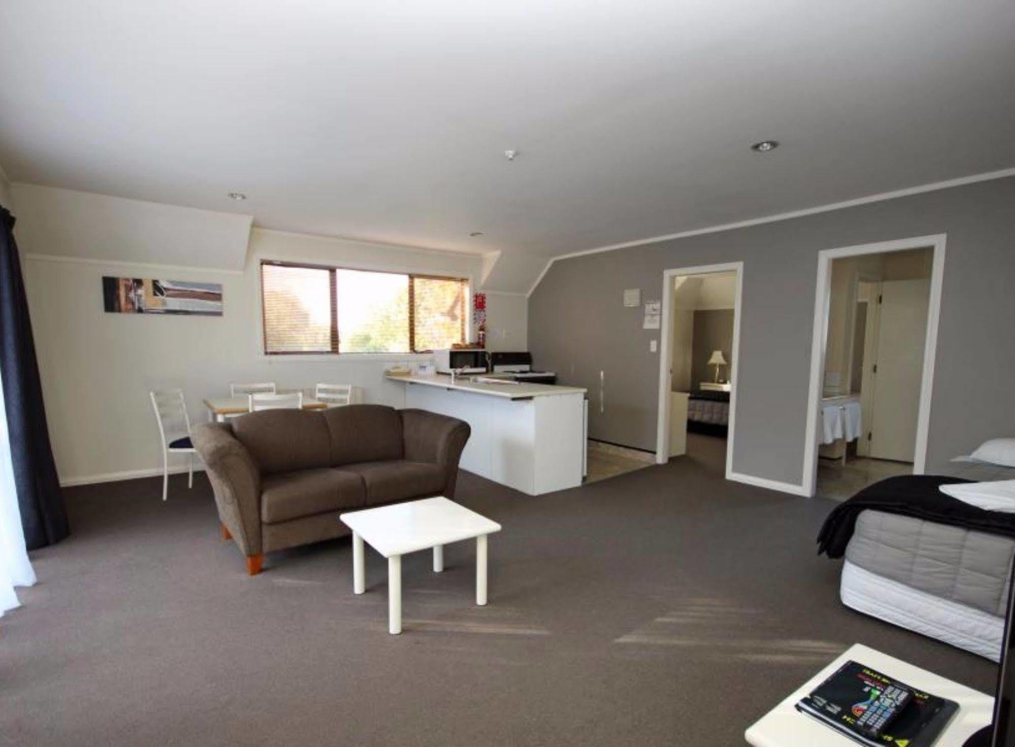 Champers Motor Inn Lower Hutt Exterior photo